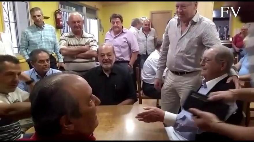 Carlos Slim y Vázquez Raña no fallan a su partida de dominó en la localidad ourensana de Avión.