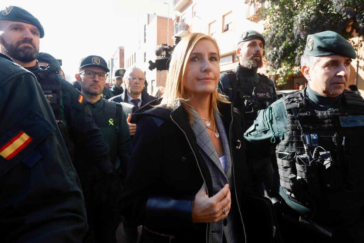 Pradas y José Manuel Cuenca salen de los juzgados de Catarroja