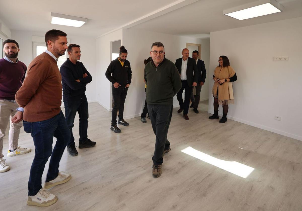 El conseller Joan Simonet repasa el interior de las nuevas dependencias. | MARCELO SASTRE