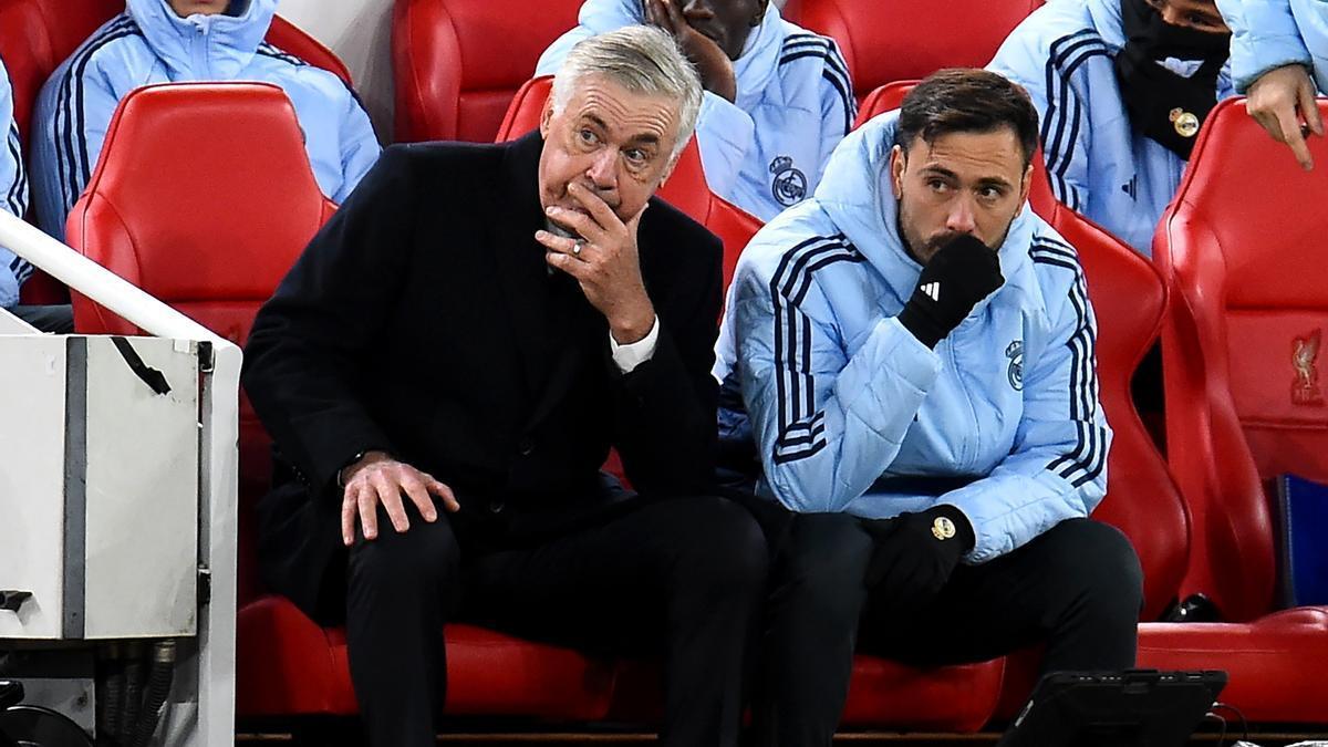 Carlo Ancelotti y su hijo Davide, dureante el partido entre el Liverpool y el Real Madrid en Anfield