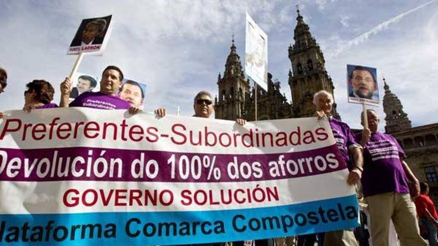 Manifestación de distintas plataformas de afectados de las subordinadas preferentes en Santiago.