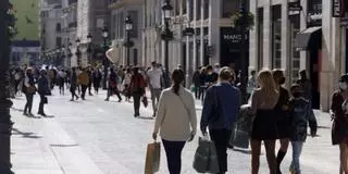 Málaga casi duplica su población en 40 años pero sube su edad media y reduce su natalidad