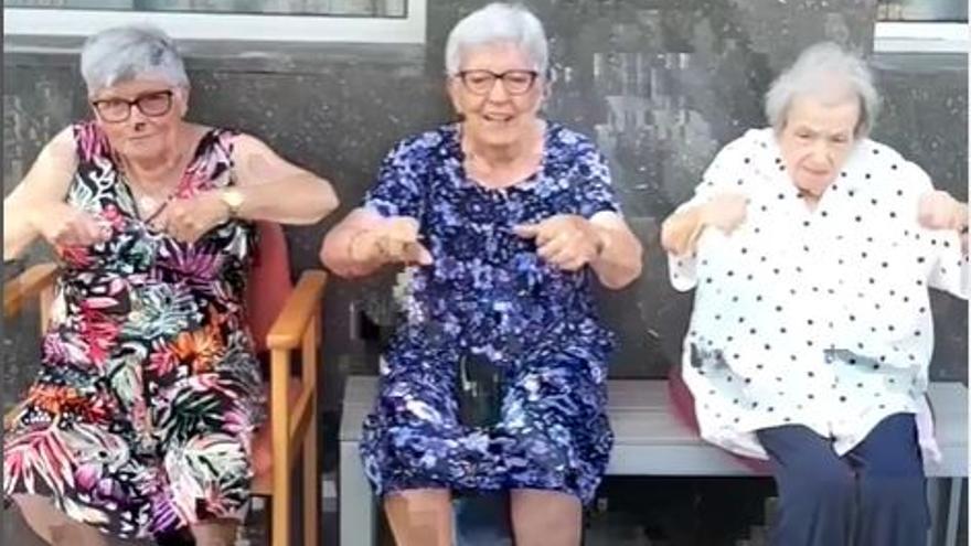 Varias ancianas bailando el último tema de Rosalía.