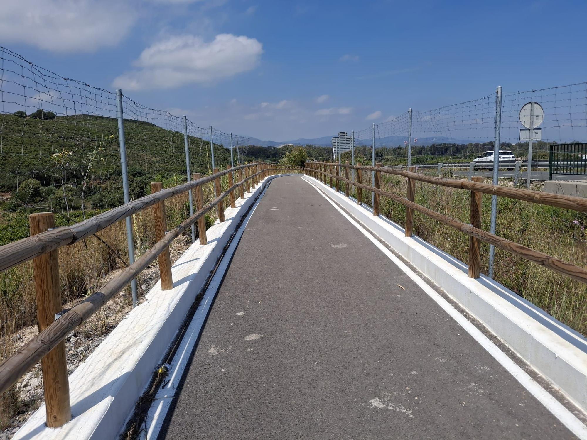 El deteriorado carril bici de El Verger a Pego y el peligroso cruce de Monte Pego