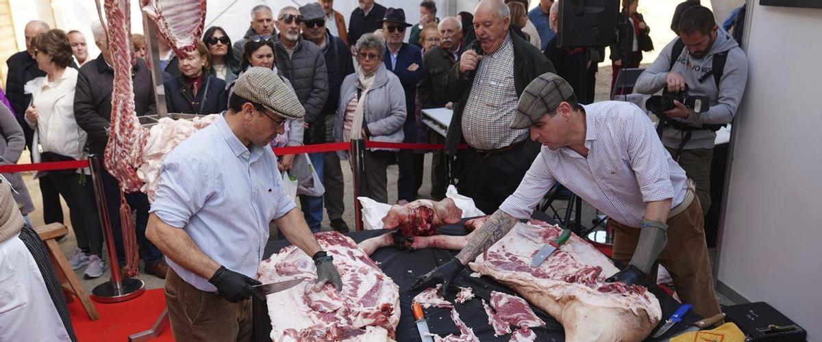 Miguel Ángel Pozo y Antonio Moreno realizaron el despiece con las explicaciones de Antonio Escribano.