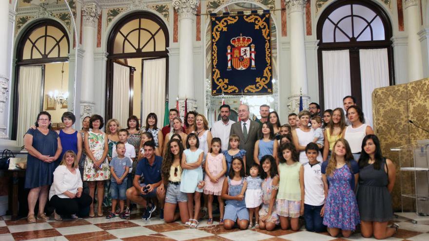 Los 18 niños bielorrusos que pasarán su verano en Málaga son recibidos en el Ayuntamiento.