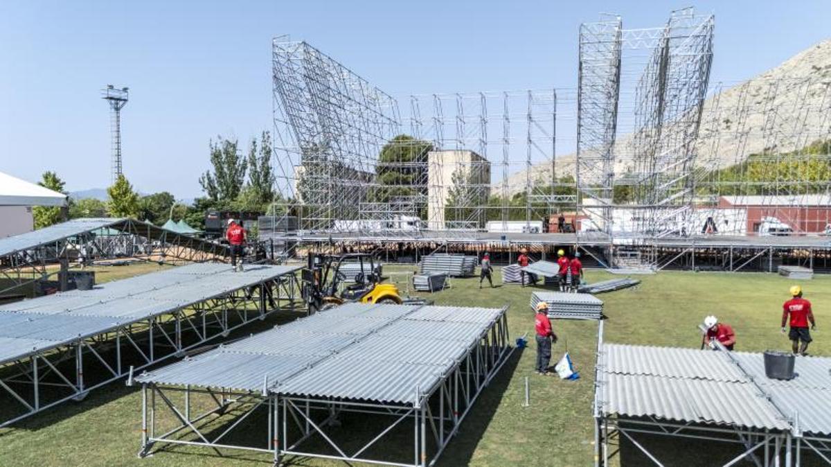 Una imagen del montaje de los escenarios principales del Leyendas del Rock realizada con dron