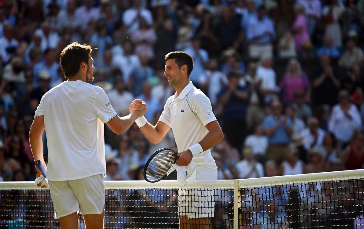 Wimbledon (United Kingdom), 08/07/2022.- Novak Djokovic (R) of Serbia is congratulated by Cameron Norrie (L) of Britain after winning their men’s semi final match at the Wimbledon Championships in Wimbledon, Britain, 08 July 2022. (Tenis, Reino Unido) EFE/EPA/NEIL HALL EDITORIAL USE ONLY