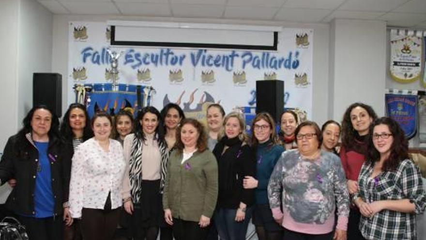 Las mujeres participantes en la charla coloquio celebrada en la falla Escultor Vicent Pallardó.