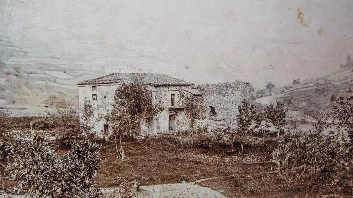 La única fotografía conocida del palacio y torre de los Caso, destruida en 1916.