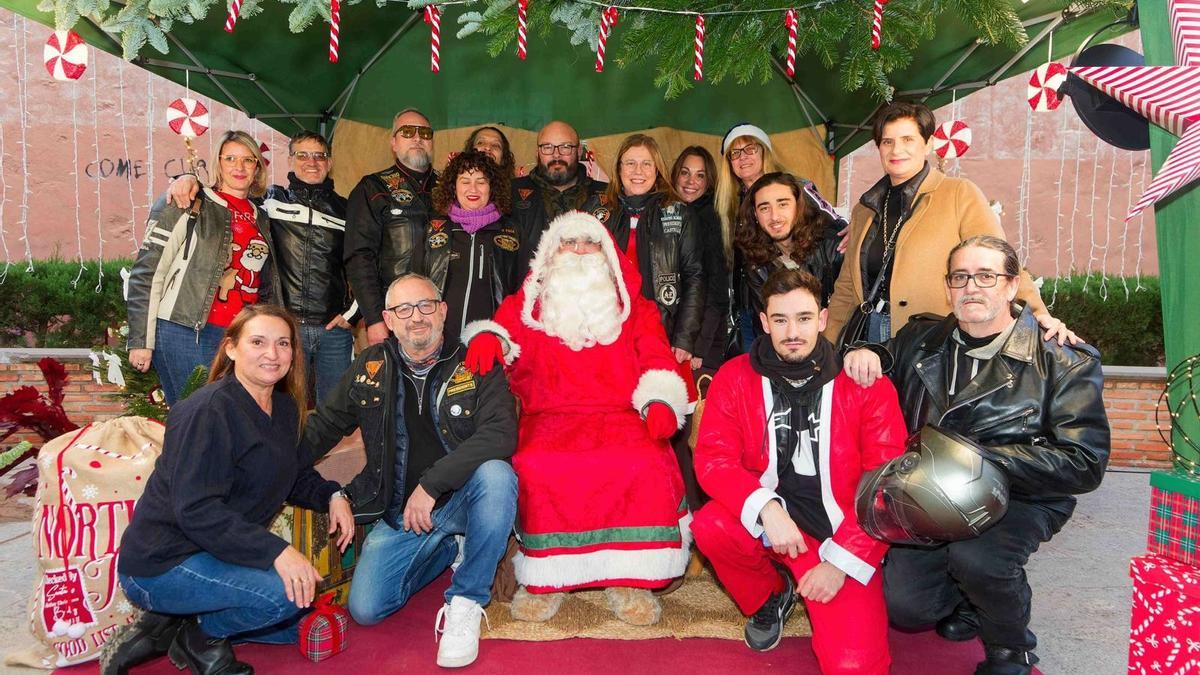 Papá Noel llegó a Benicàssim escoltado por 15 Harley-Davidson.