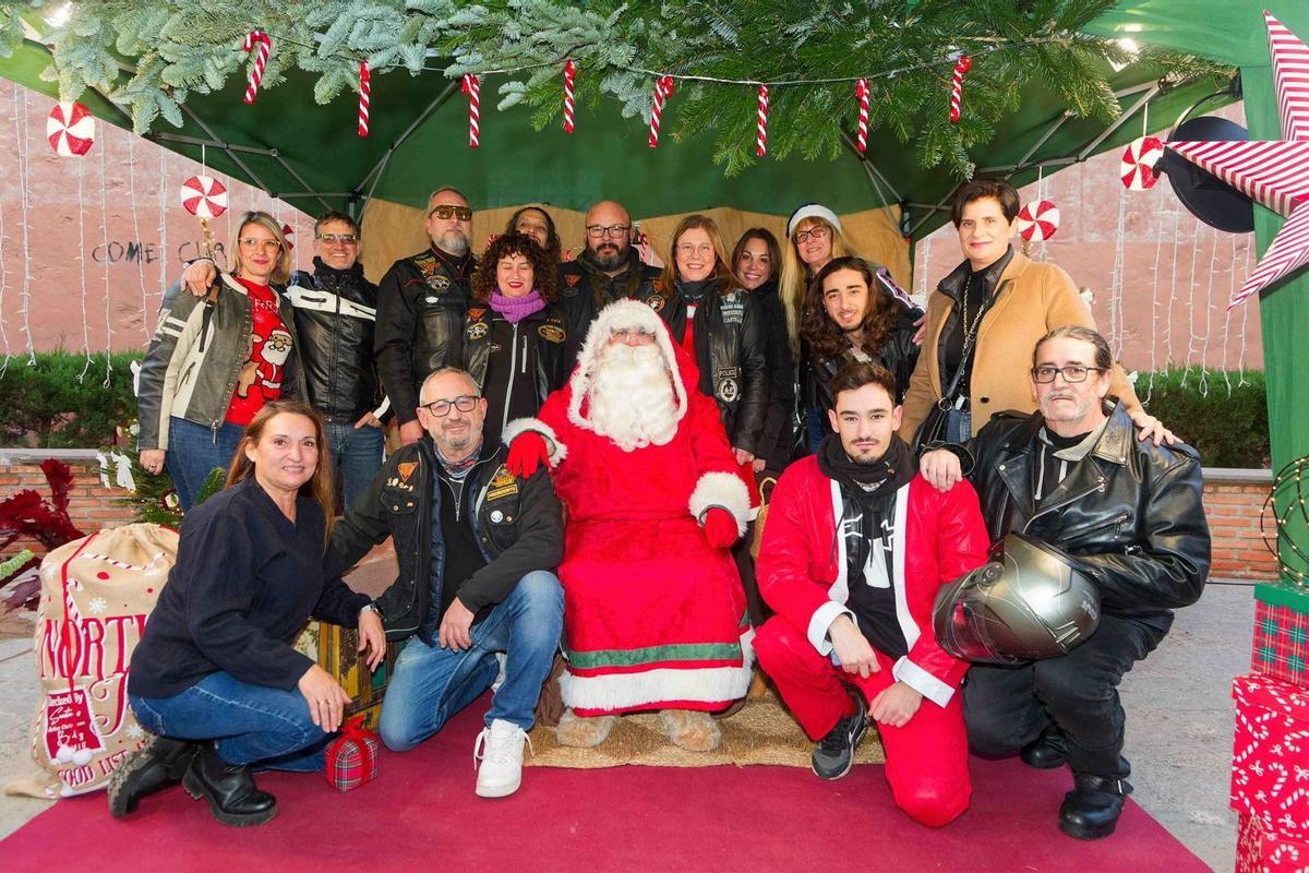 Papá Noel llegó a Benicàssim escoltado por 15 Harley-Davidson.