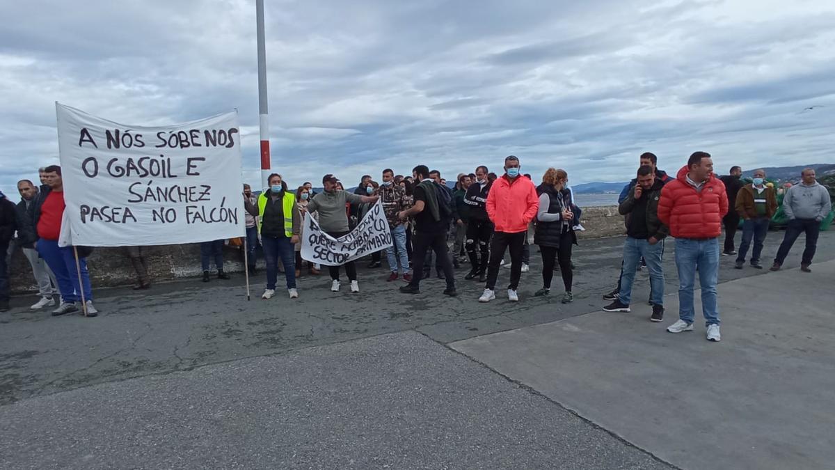 La marcha concluyó en el espigón del puerto de Bueu.