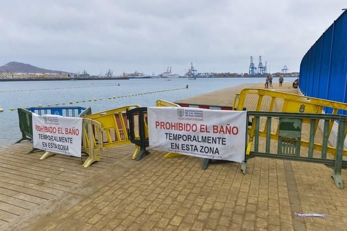 25-08-2020 LAS PALMAS DE GRAN CANARIA. Cierre del solarium de la playa de Alcaravaneras por las nuevas medidas Covid. Fotógrafo: ANDRES CRUZ  | 25/08/2020 | Fotógrafo: Andrés Cruz