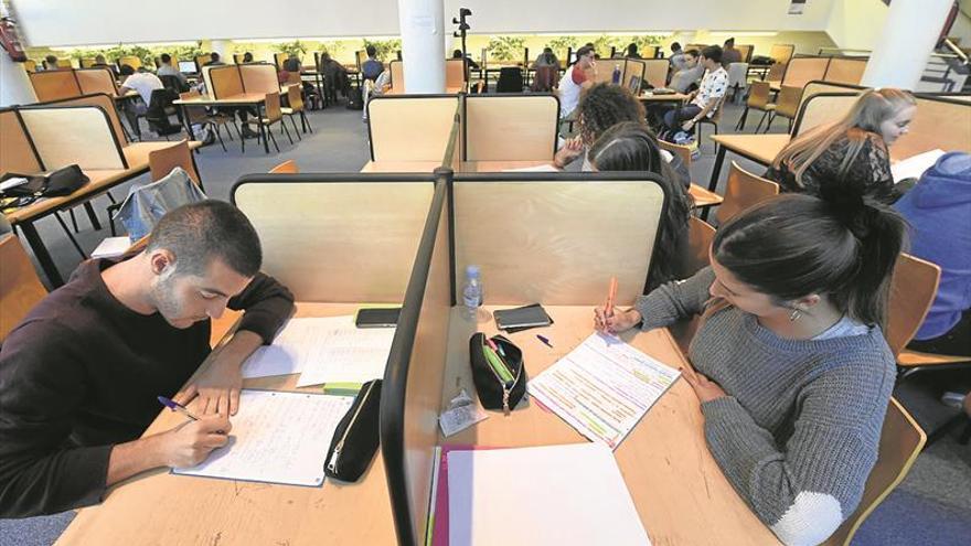 La UJI aumenta la tasa de aprobados de sus estudiantes en los 31 grados