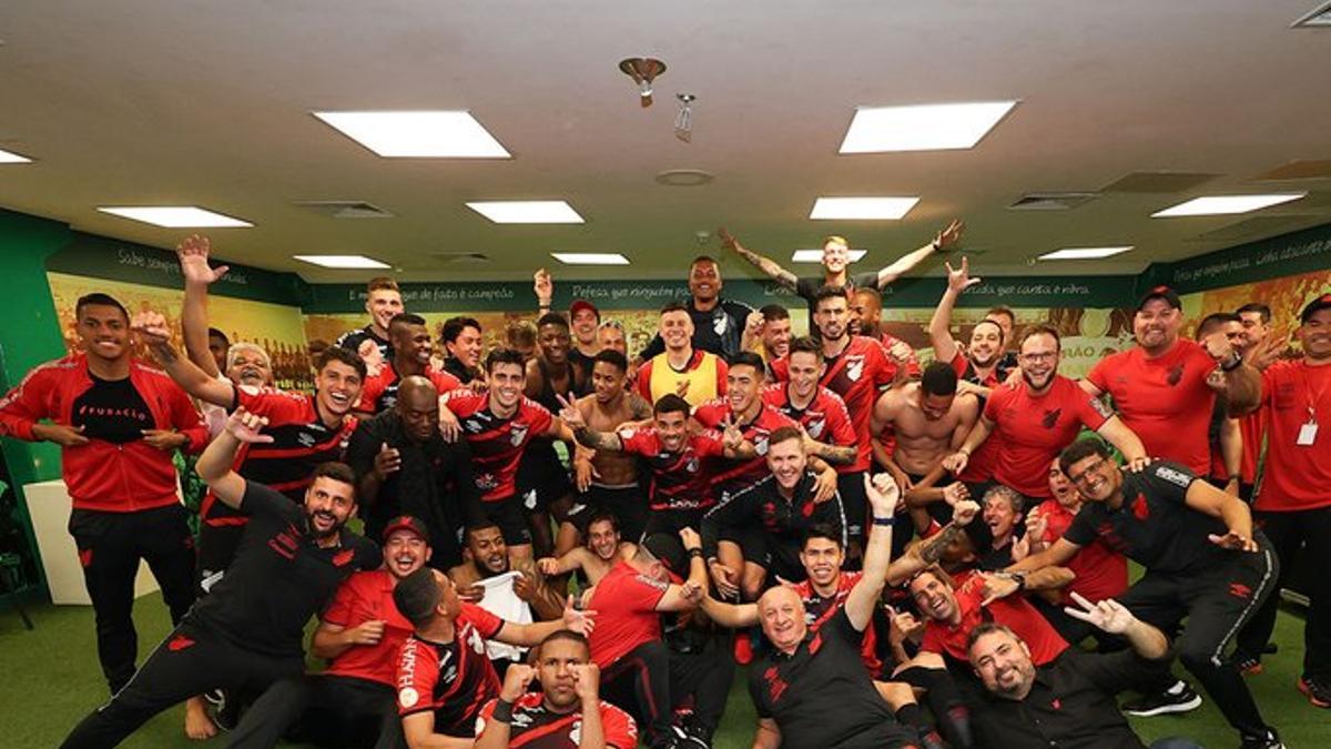 El Paranaense al completo festeja su victoria