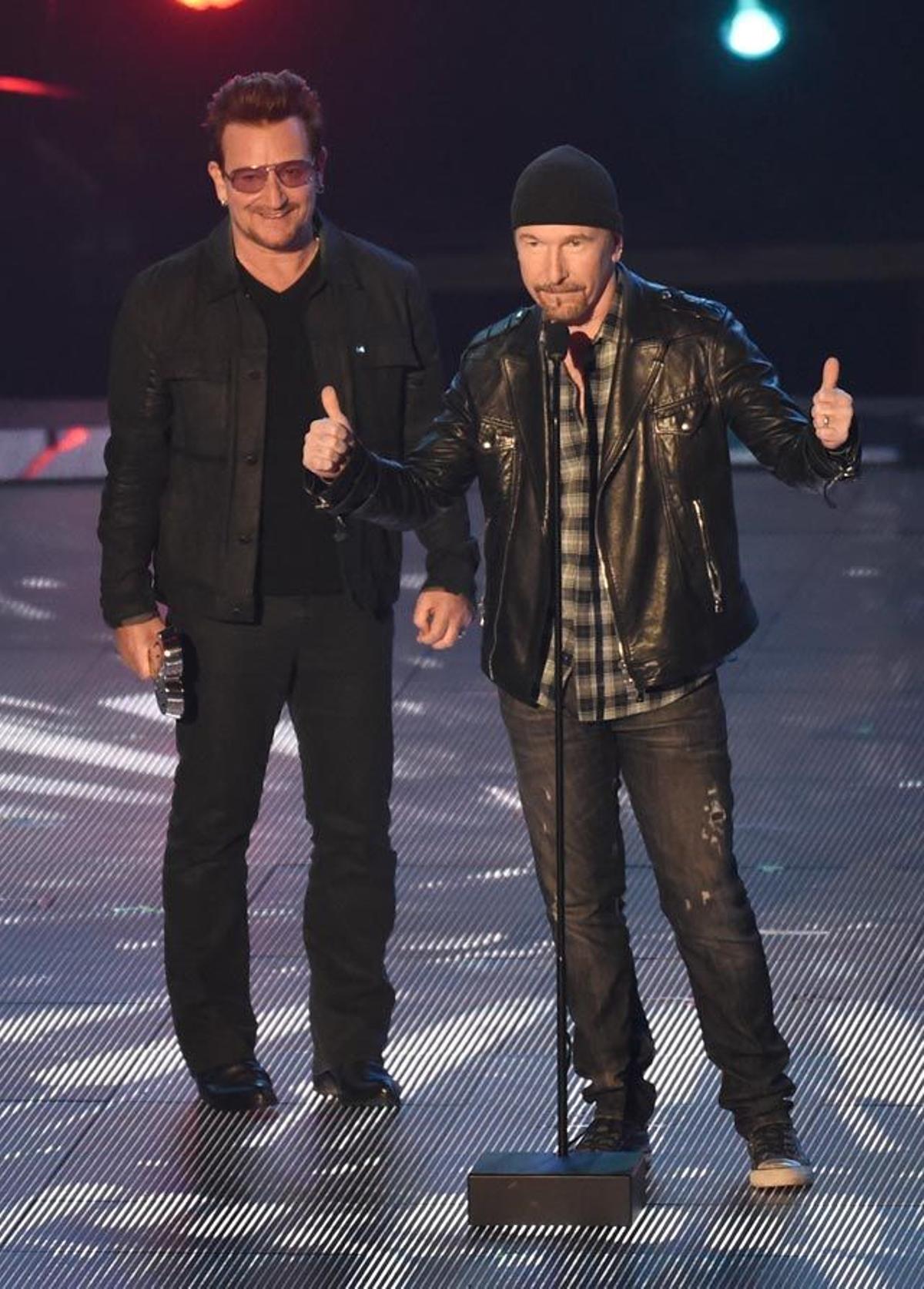 Bono y The Edge, de U2, sobre el escenario de la gala iHeartRadio Awards 2016.