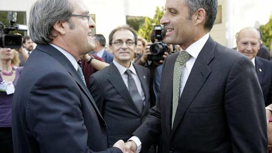 El ministro Gabilondo y el presidente Camps se saludan ante los rectores Raneda, en el centro, y Rodríguez Marín, a la derecha