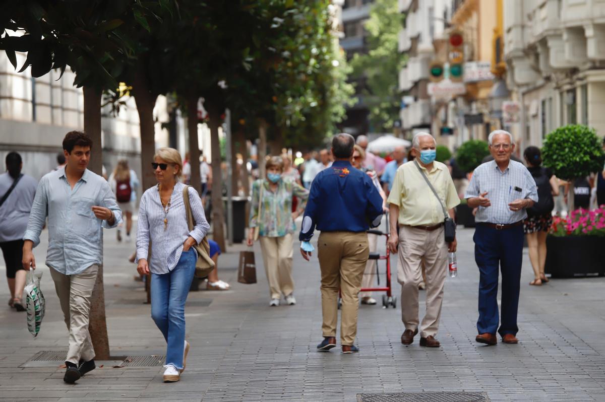 Ciudadanos pasean por la calle Cruz Conde en una imagen reciente.