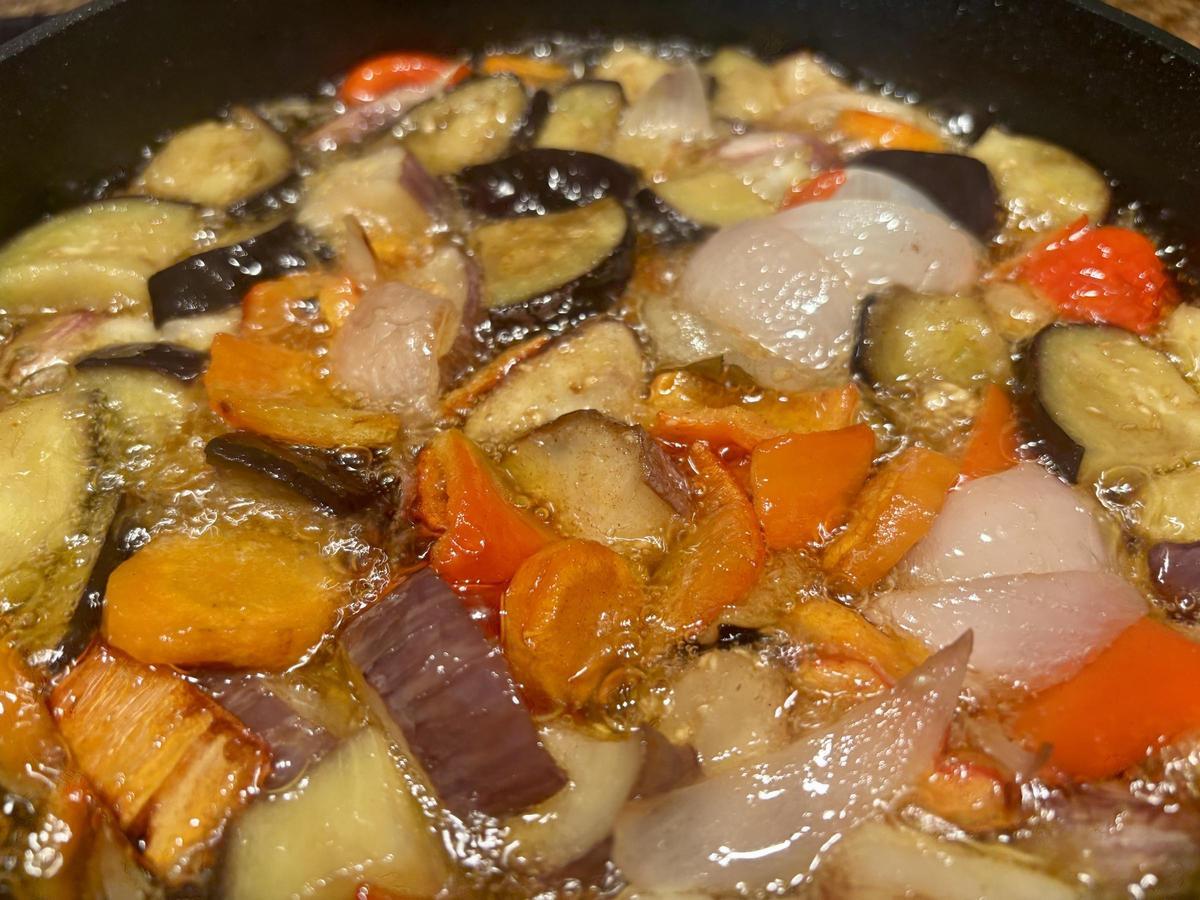 Las verduras, justo antes de añadir el vino y el vinagre.