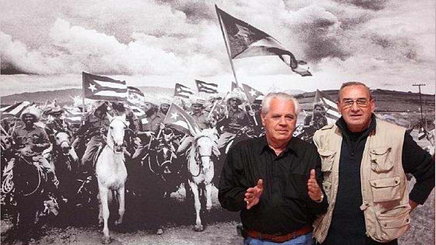 Roberto Sales y Liborio Noval ante la fotografía &quot;Caballería&quot; de 1960 de su compatriota Raúl Corrales.