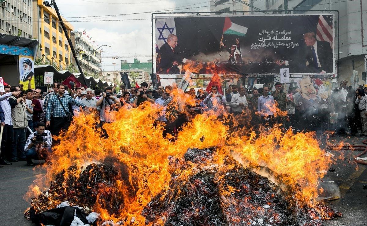 Los iraníes protestan con motivo del Día de Al Quds en Jerusalén, el último viernes del mes sagrado del Ramadán en Teherán, Irán.