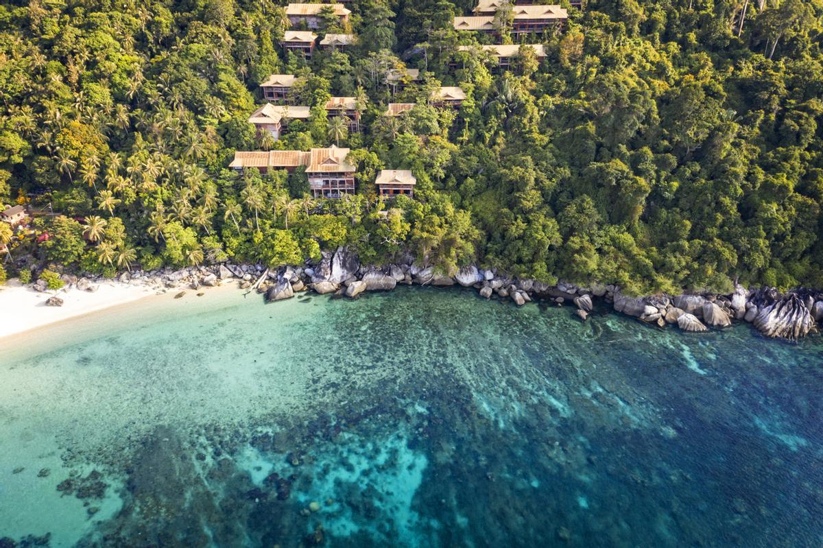 Cuenta la leyenda que la isla se formó cuando una hermosa princesa dragón que volaba hacia Singapur para ver a su amado quedó tan cautivada por la belleza del mar, que decidió abandonar su viaje y convertirse en isla Isla de Tioman.