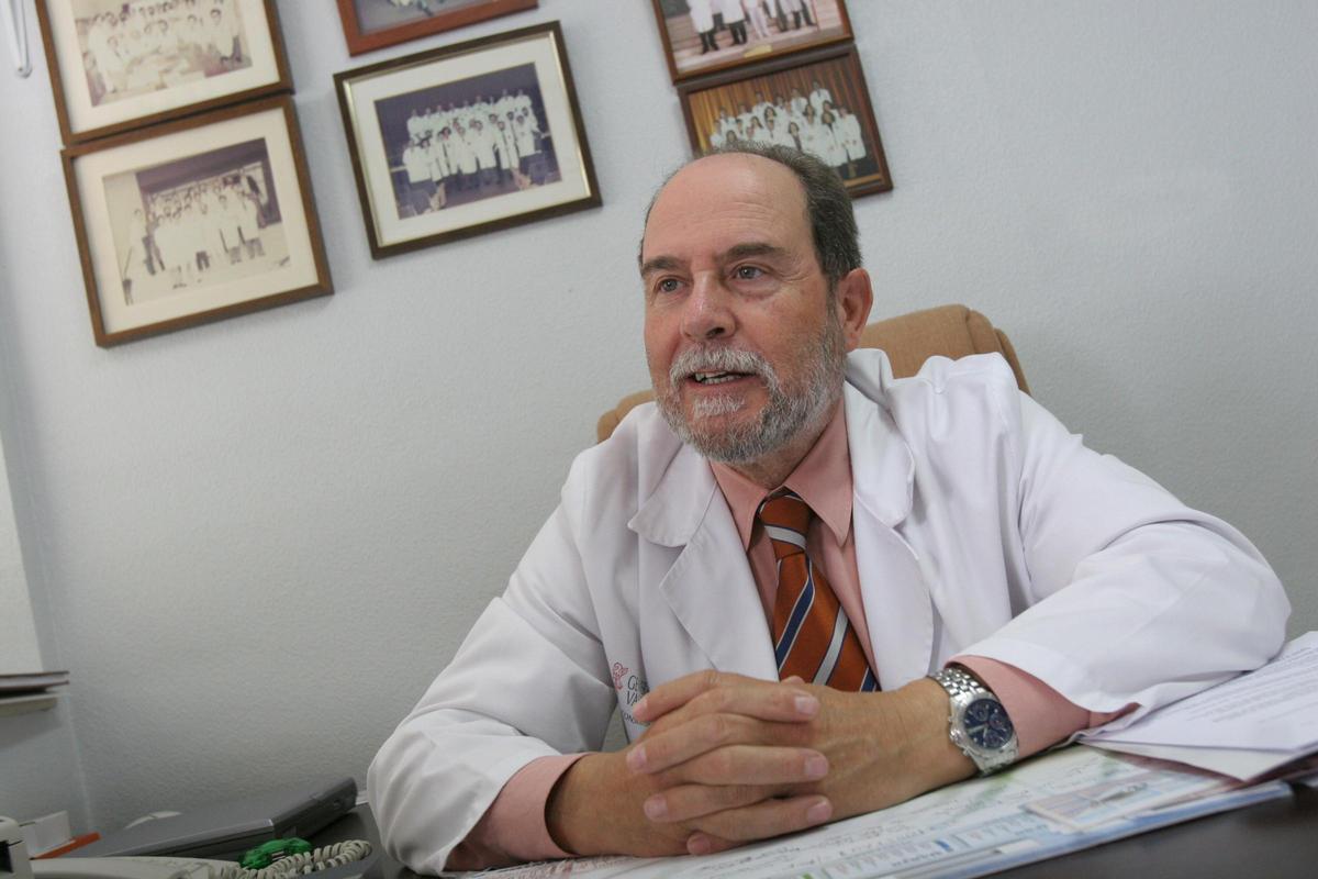 El doctor Martín Hidalgo durante su época como jefe de servicio de Medicina Interna en el Hospital General de Elche