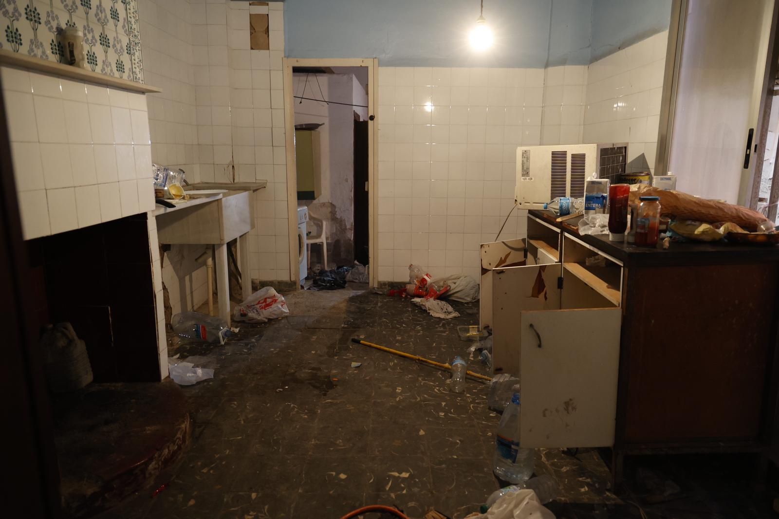 Más de 300 personas acuden a desokupar una vivienda en Castellar con fuerte presencia de la Guardia Civil