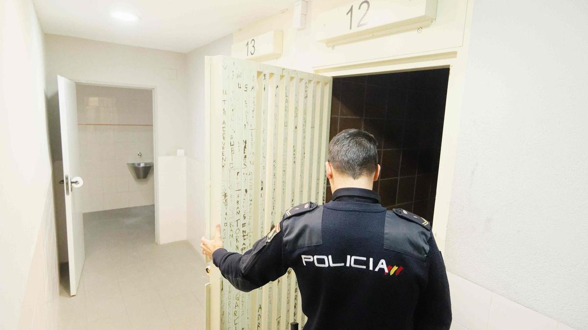 Un agente en los calabozos de la comisaría provincial en imagen de archivo.