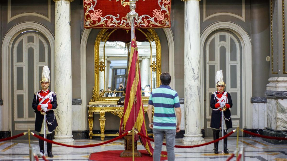 La &quot;Senyera&quot; se podrá contemplar, pero por turnos controlados.