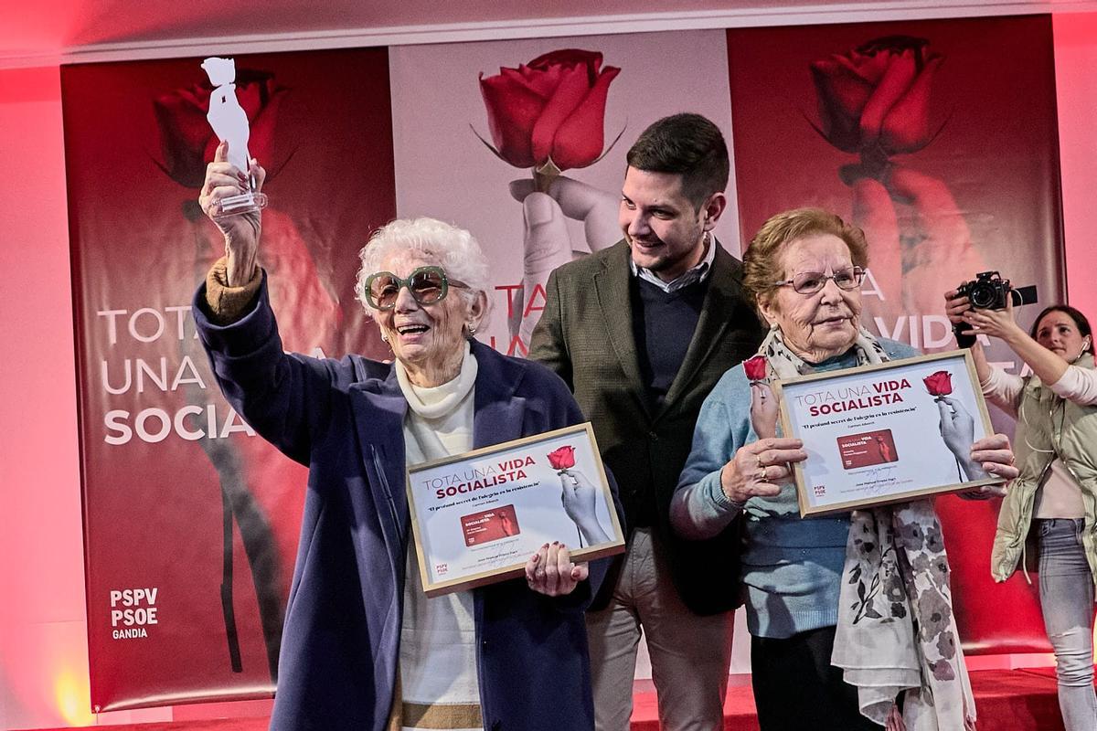 El alcalde, José Manuel Prieto, con dos de las mujeres socialistas homenajeadas.