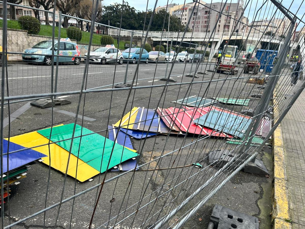 Chapas de colores retiradas de la parte baja de la pasarela.