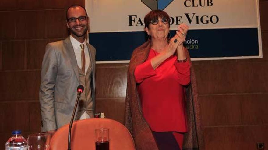 Maruja Torres, que aplaude al público, fue presentada por el periodista de FARO Julio Pérez.  // R. Grobas
