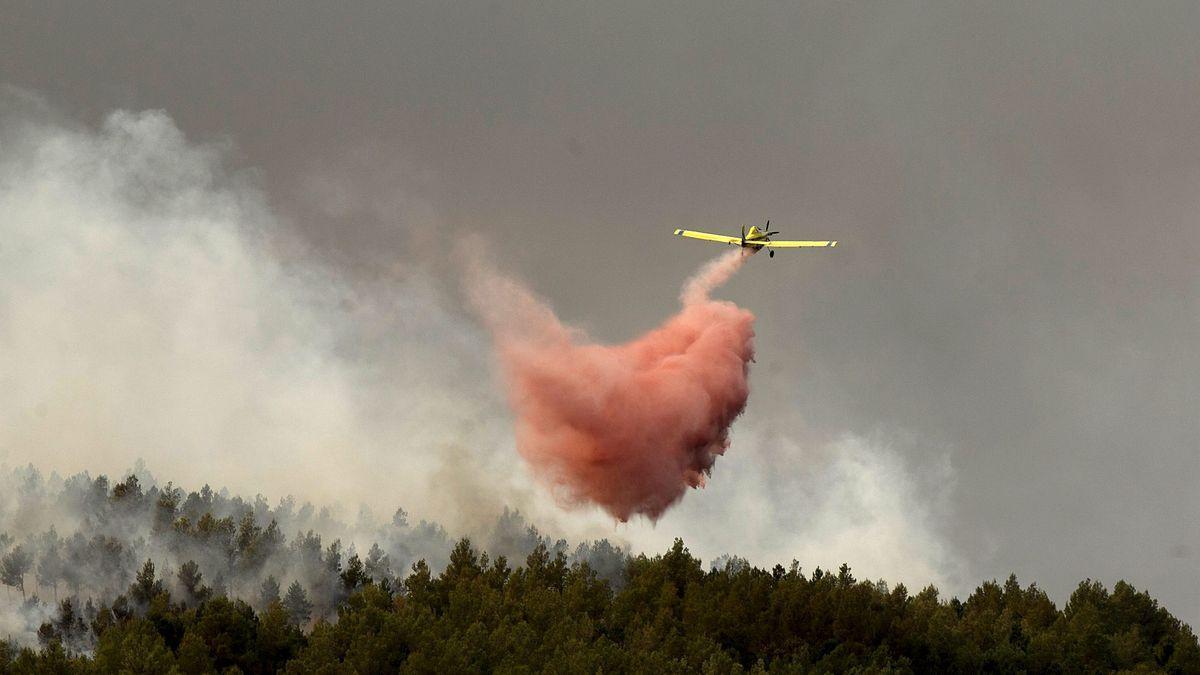 Un incendio forestal en Santa Magdalena obliga a cortar la AP-7