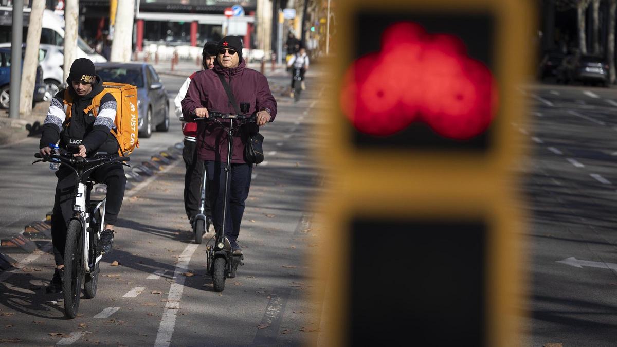 Bicicletas y patinetes circulan por el carril bici de la calle de Pujades, el pasado enero
