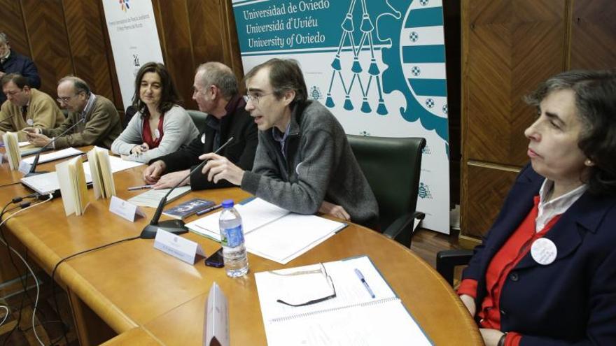 El jurado, reunido en la sala de prensa del edificio histórico de la Universidad