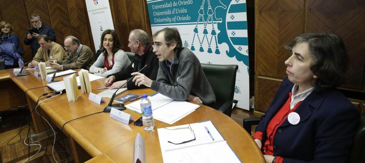 El jurado, reunido en la sala de prensa del edificio histórico de la Universidad