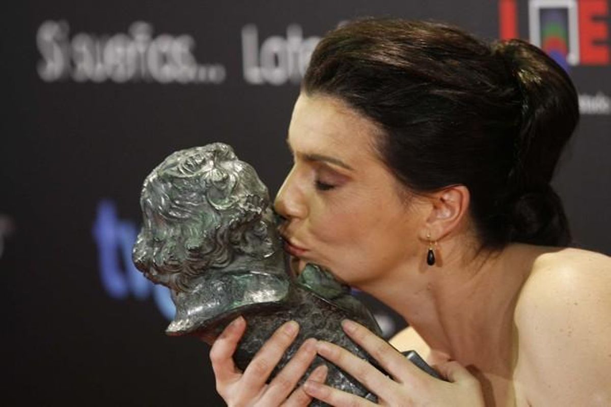 Laia Marull besa el seu guardó.