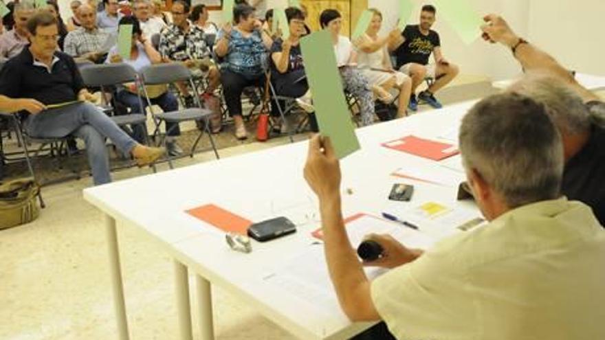 Votació en una de les assemblees municipals obertes de Sallent