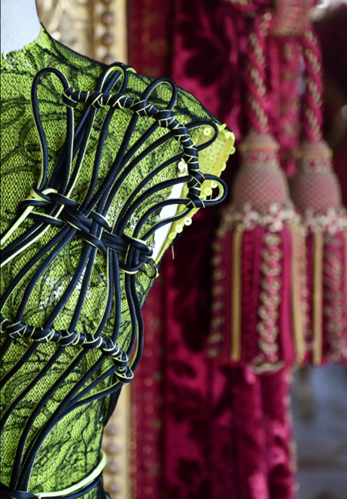 Un detalle de un traje cedido por Gaultier para la exposición.