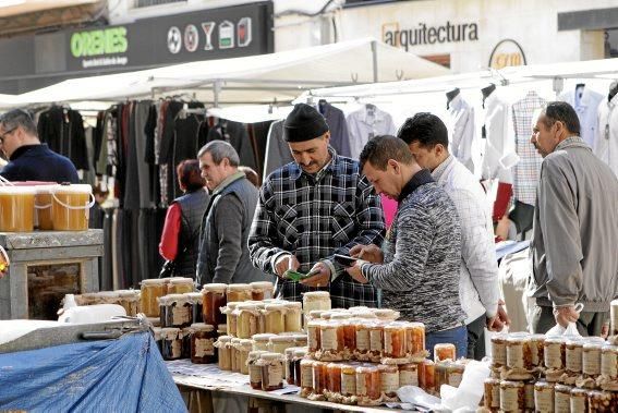 Auch das macht den Reiz Mallorcas aus: ein Markttreiben, das seinen Namen noch verdient. Hier ist nicht nur das Warenangebot bunt. Anpreisen, handeln, kaufen - und den kleinen Plausch nicht vergessen.