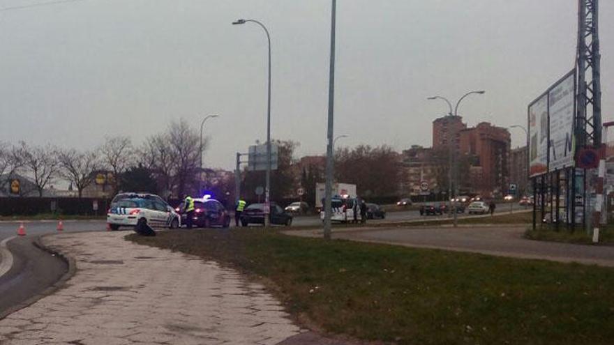 Los vehículos siniestrados, en la rotonda del Eroski de Zamora