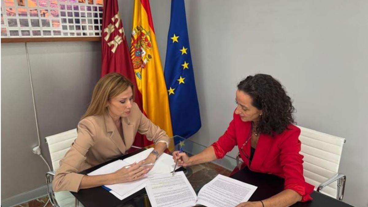 La consejera de Empresa, Empleo y Economía Social, Marisa López Aragón, reunida con la secretaria general de la Consejería, Ana Losantos.