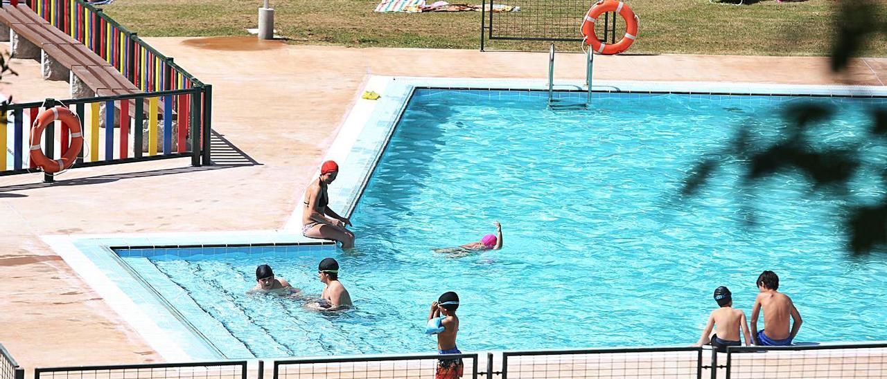 Un grupo de bañistas, ayer, en las piscinas exteriores de Lalín. |   // BERNABÉ/ANA AGRA