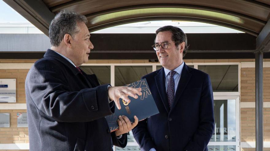 Adolfo Rivas, a la izquierda, con Antonio Garamendi, ayer, en la visita del líder de la CEOE a la Fundación Vinjoy. |