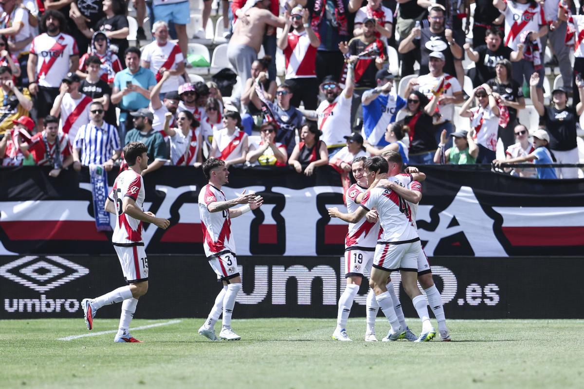 Los futbolistas del Rayo Vallecano celebran un gol ante la Real Sociedad