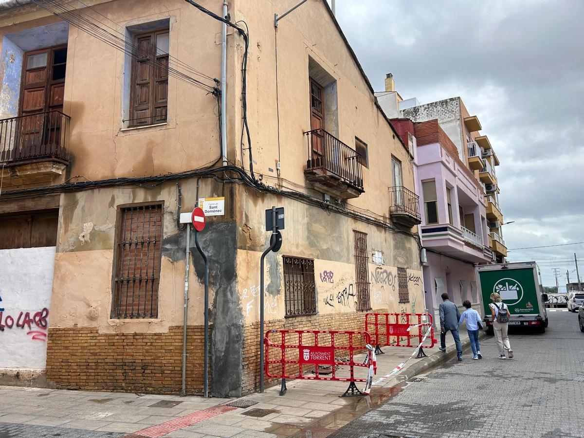 Casa con un vallado de seguridad en Virgen del Olivar