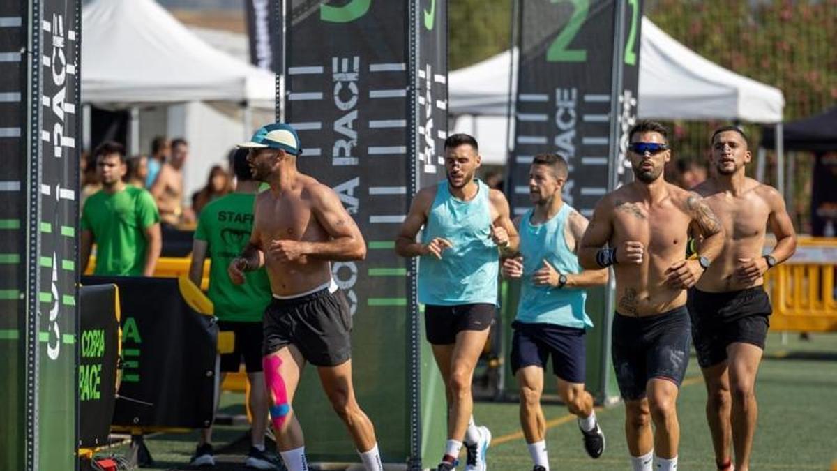 Los participantes de la Cobra Race en el sector de correr