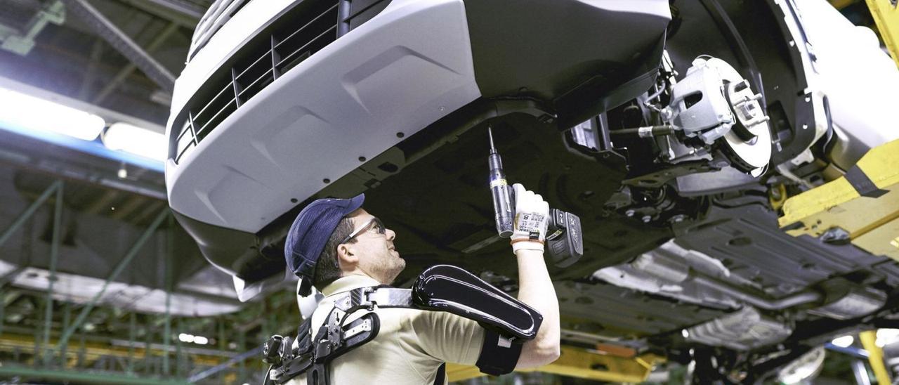 Un trabajador de la planta de montaje de vehículos de Ford en Almussafes, en una imagen de archivo. | EUROPA PRESS